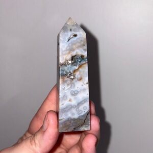 Elegant Blue and Gray Agate Crystal Tower